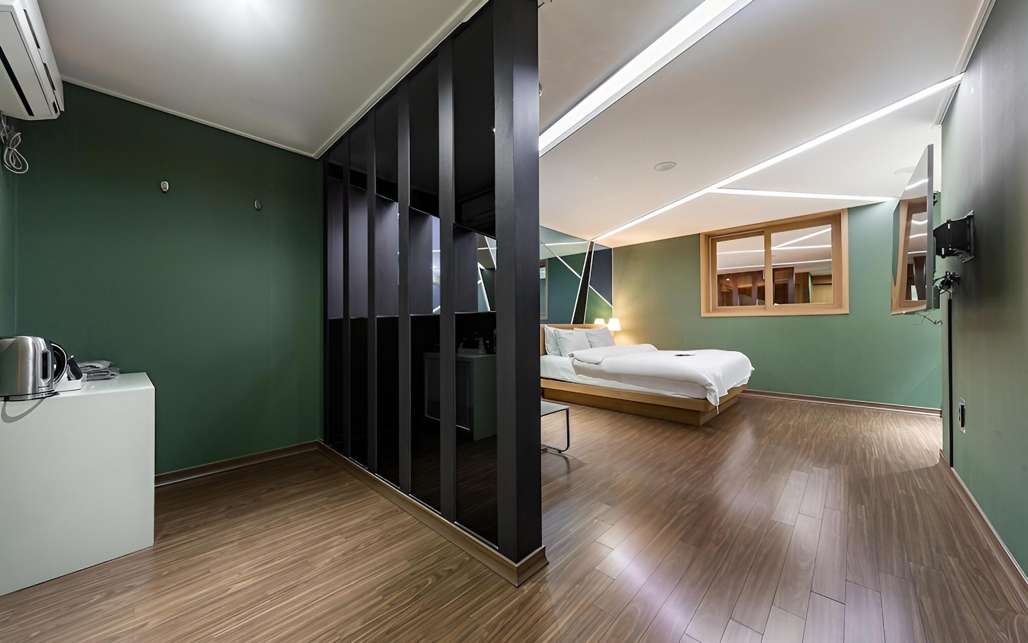 Room (1 Room per 1 Parking (Netflix)) photo 1