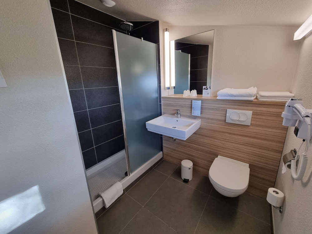 Standard Room, 2 Double Beds - Photo 10