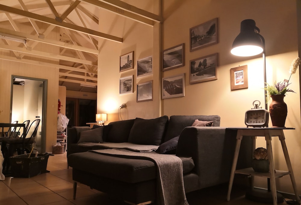 Rustic Cottage (2 Queens 2 Singles) with Woodfire photo 1