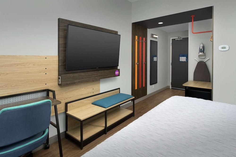 Room, 1 King Bed, Accessible (Roll-In Shower) - Photo 1