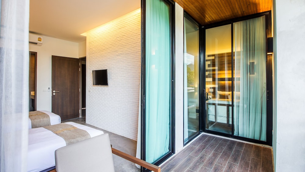 Luxury Premier Pool Access photo 3