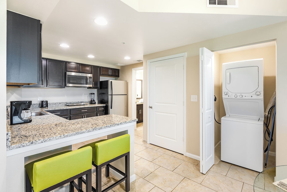 Deluxe Two Bedroom Suite, Pool View - Photo 21