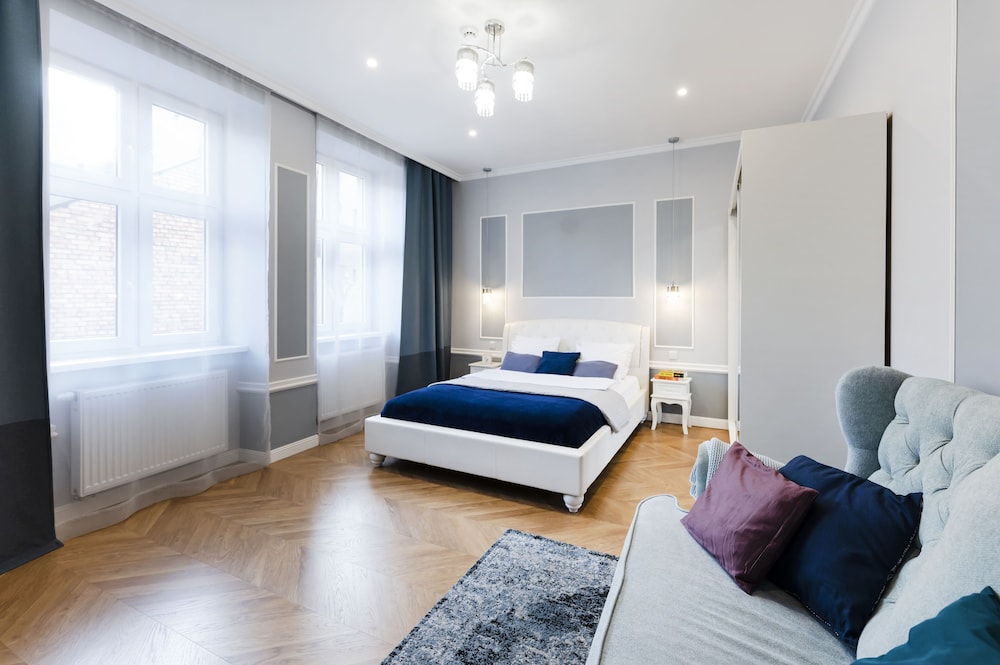 Luxury Apartment (1st Floor Apartment at Backyard)