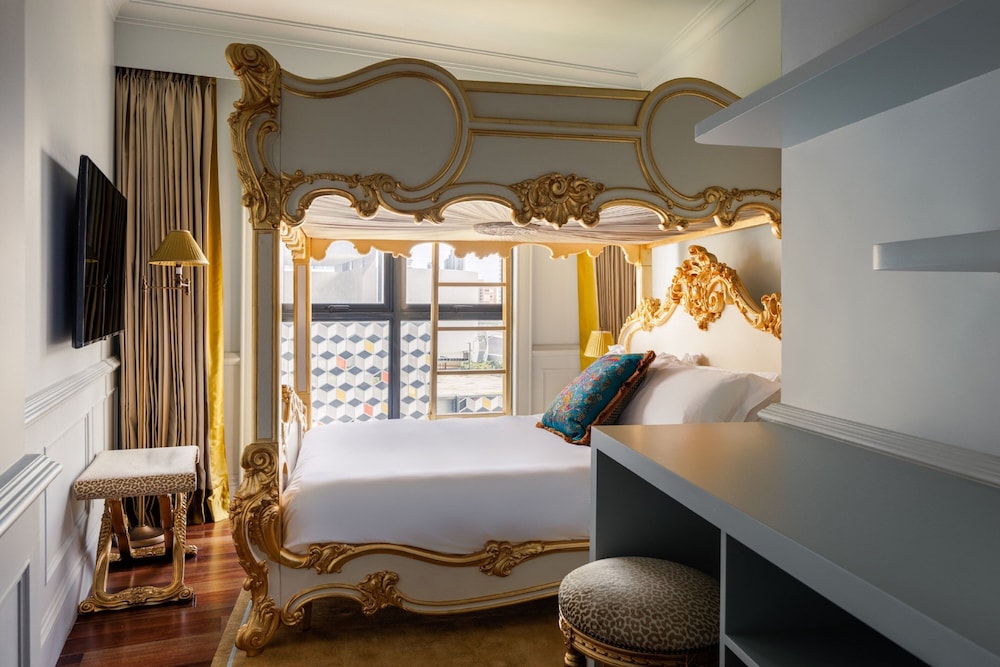 Royal Room, 2 Twin Beds, City View photo 1