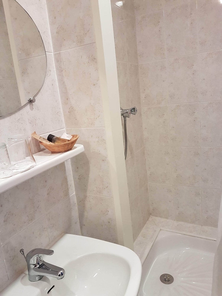 Double Room - Photo 7