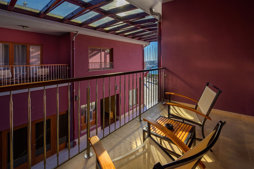 Standard Double Room, 1 King Bed, Balcony, Courtyard View photo 3