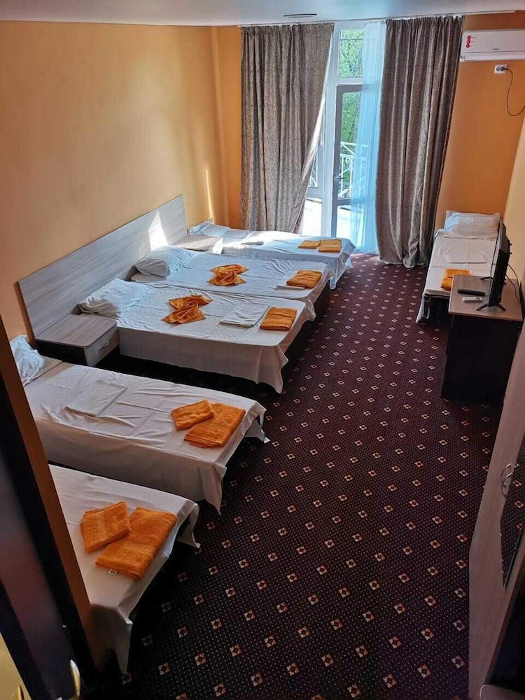 Family Room (6 Beds) photo 2