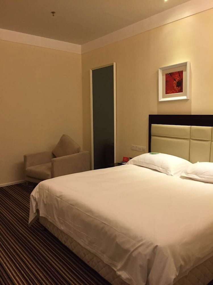 Standard King Room photo 1