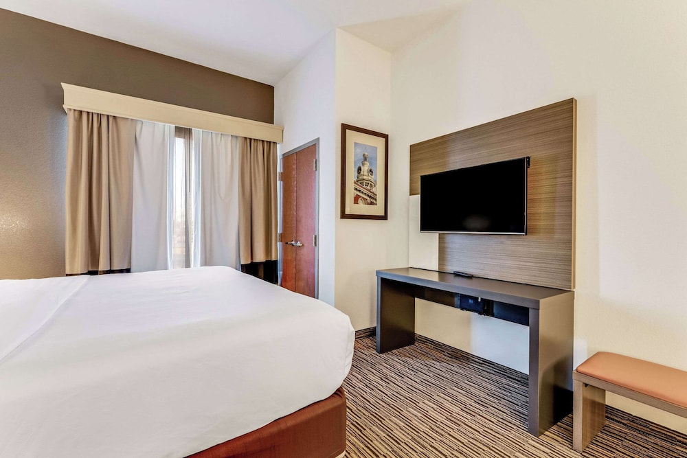 Suite, 1 King Bed with Sofa bed, Accessible, Non Smoking photo 2