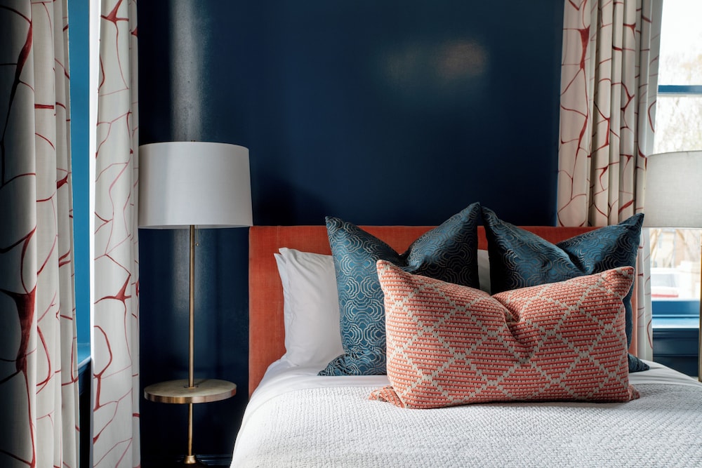 Queen Room (24/7 Front Desk)