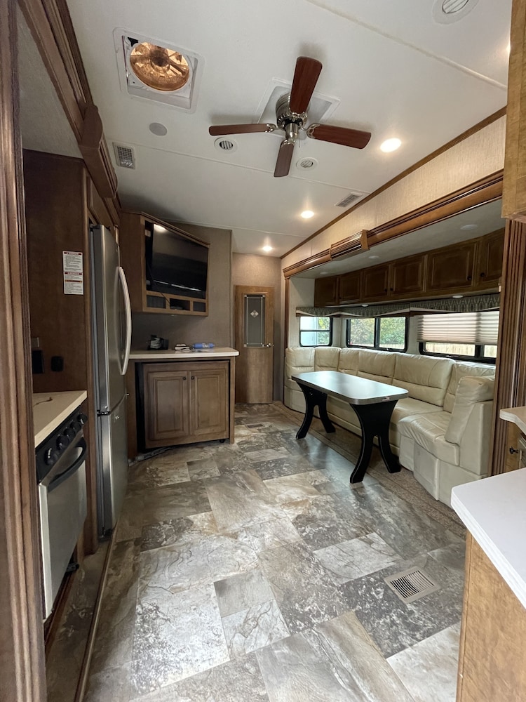 Luxury Mobile Home, 1 Bedroom photo 2