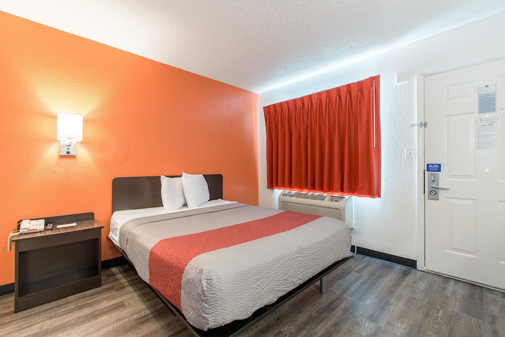 Standard Room, 1 Queen Bed, Accessible, Non Smoking photo 3