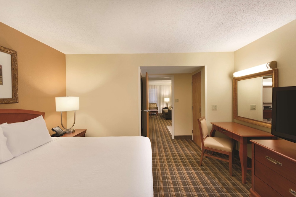 Suite, 2 Bedrooms, Accessible, Bathtub - Photo 1