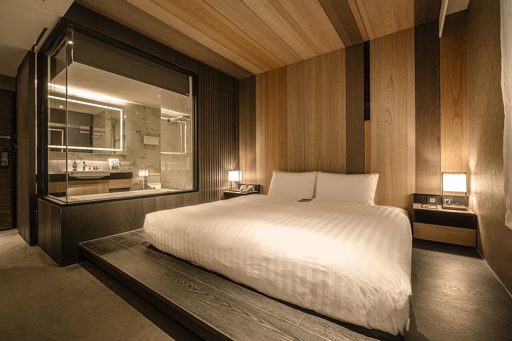 Superior Double or Twin Room, Bathtub