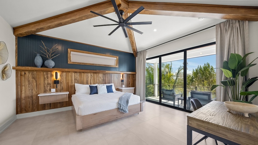 Deep Blue Sea in Sarasota, 사진 42