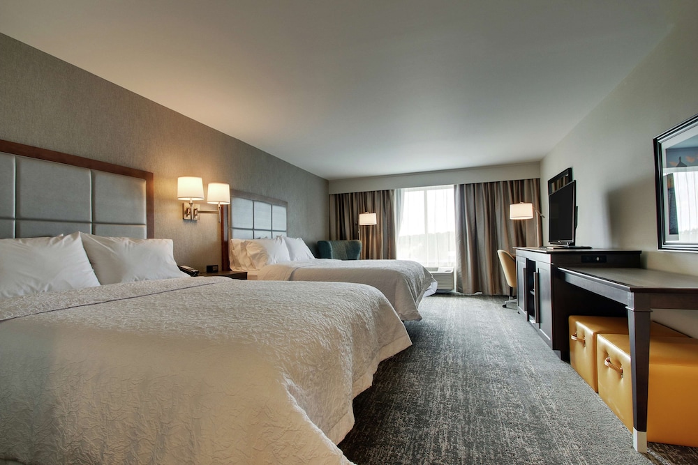 Room, 2 Queen Beds, Non Smoking (Drinks & Snacks) - Photo 3