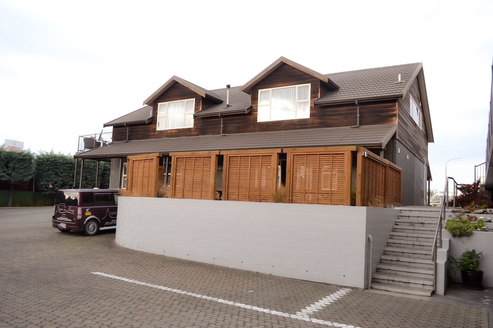 Standard Studio, 1 King Bed, Non Smoking, Kitchenette (Studio/Spa 2,3,9) photo 3