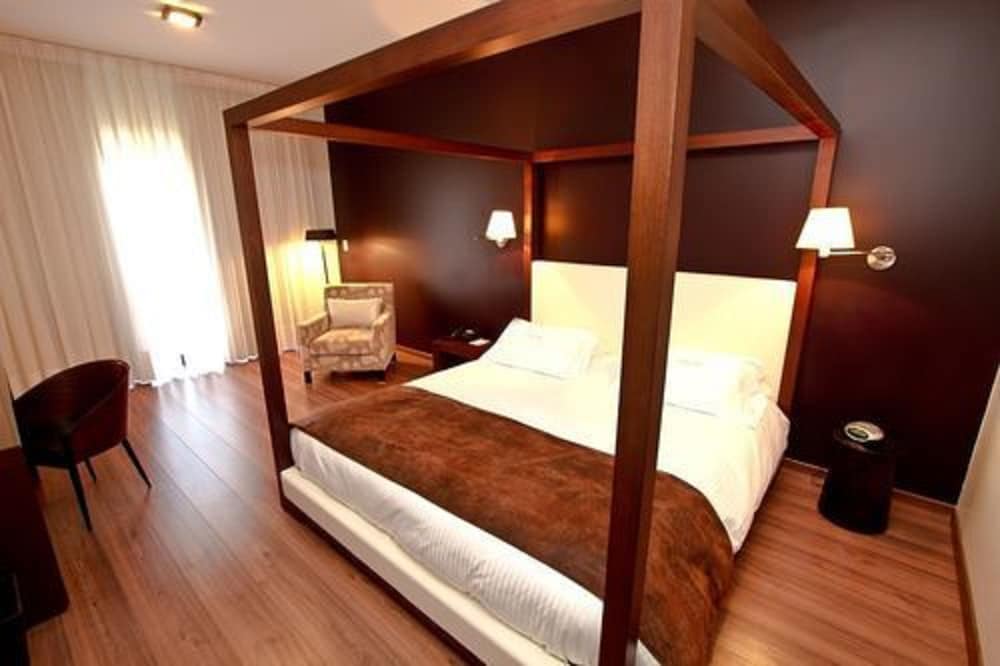 Room (Master) - Photo 2