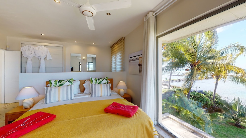 2 bedroom Beachfront Suite photo 3