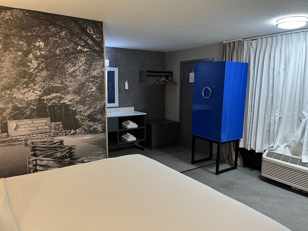 Deluxe Room, 1 King Bed, Non Smoking - Photo 4