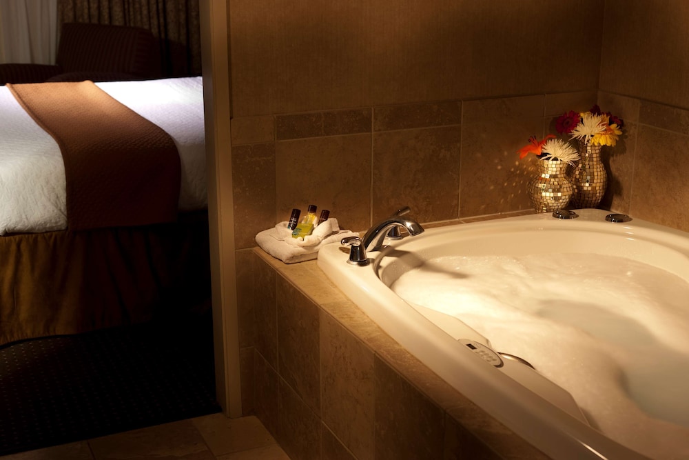 Deluxe Corner Suite, Hot Tub  1 King Bed NS - Photo 2