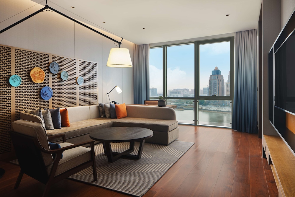 Deluxe Panorama Lake View Suite