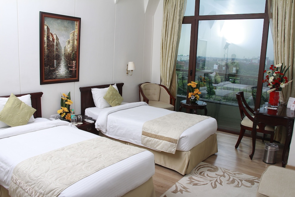 Standard Room, 2 Twin Beds, City View (Deluxe Twin) photo 2