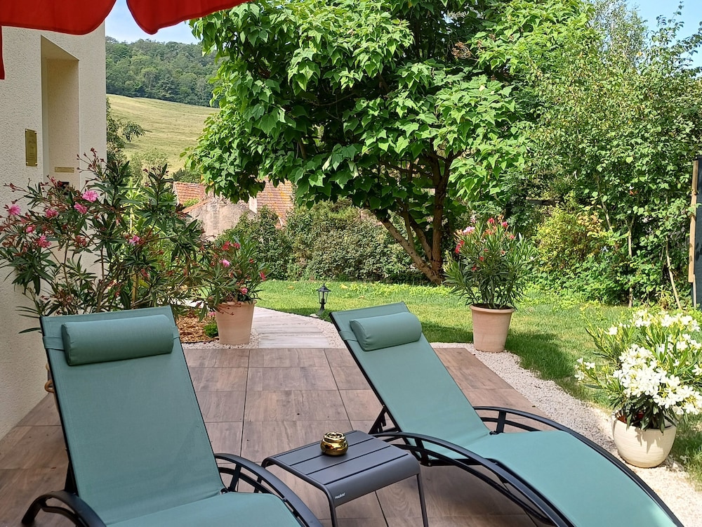 Family Apartment, 2 Bedrooms, Pool Access, Garden View photo 3