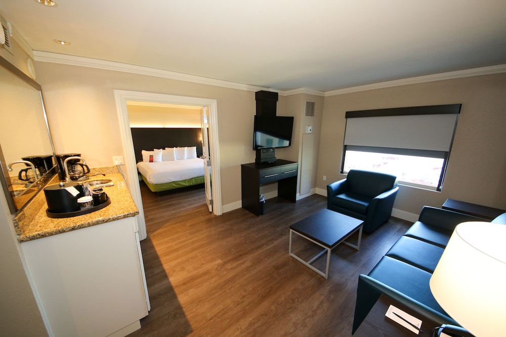 Sunset Bungalow Suite - Photo 5