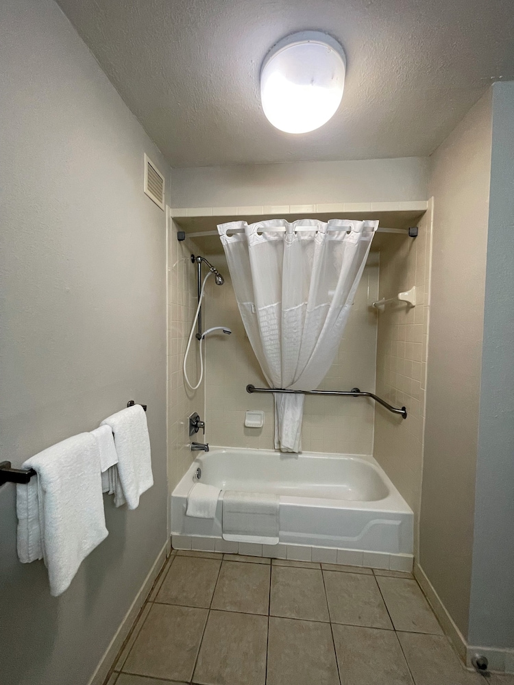 Room, 1 King Bed, Non Smoking (Second Floor) - Photo 2