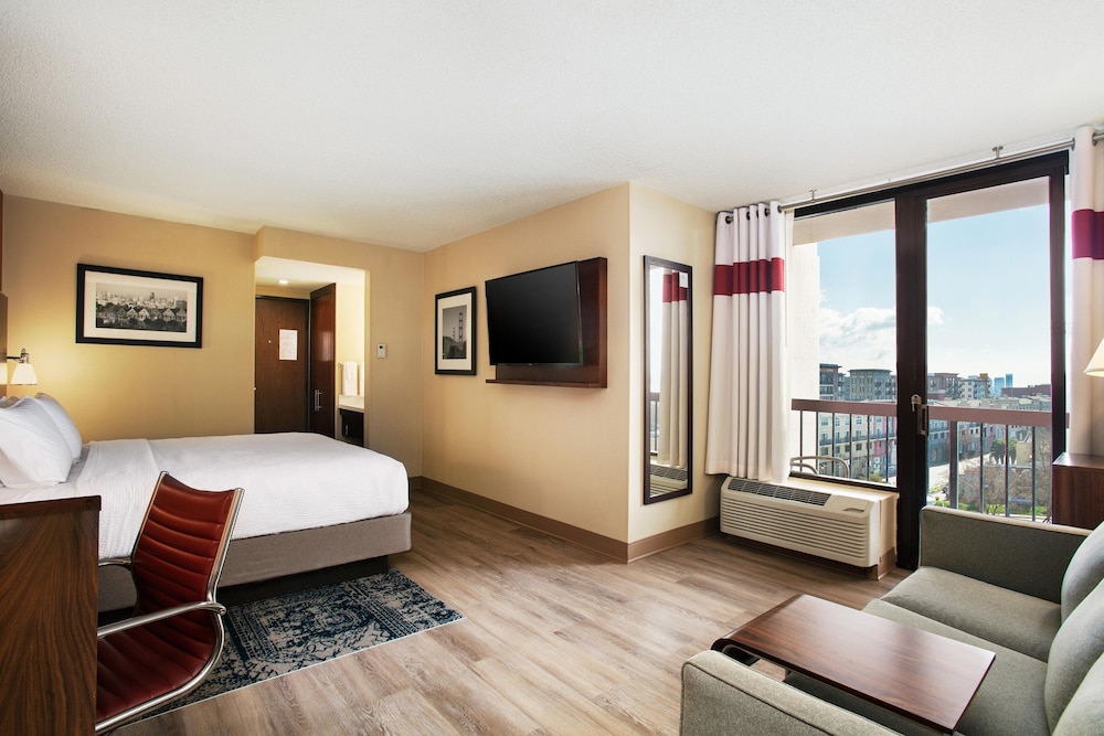 Deluxe Room, 1 King Bed with Sofa bed (Mobility/Hearing Accessible, Tub) photo 1