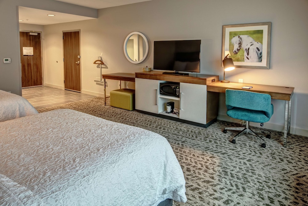 Room, 2 Queen Beds, Accessible, Bathtub photo 1