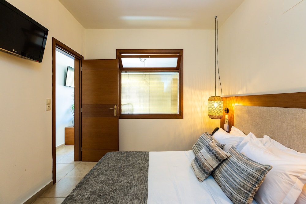 Superior Room with Garden View - Photo 8