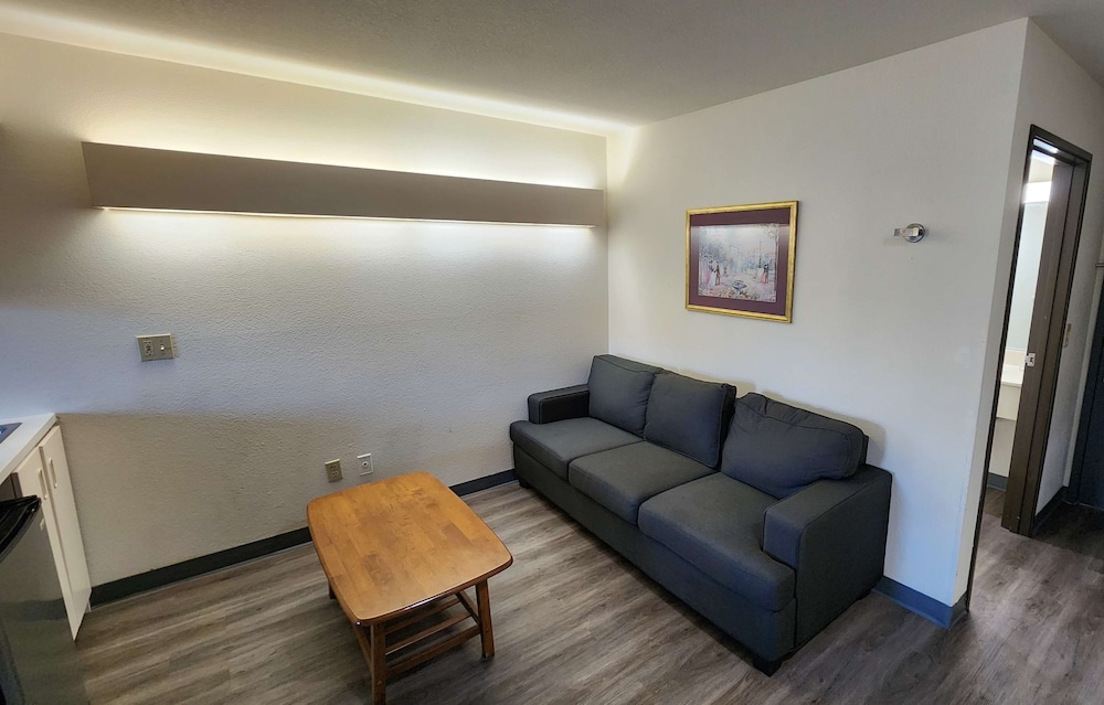 Deluxe Room, 1 Queen Bed, Non Smoking, Refrigerator & Microwave photo 2