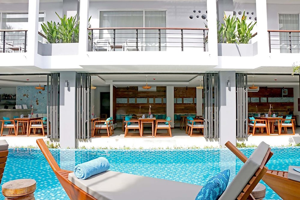 Suite Access Pool - Photo 4