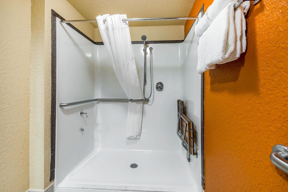 Room, 2 Queen Beds, Accessible, Non Smoking - Photo 6
