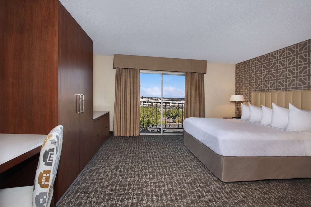 Suite, 1 King Bed, Accessible, Non Smoking (Bathtub) photo 3