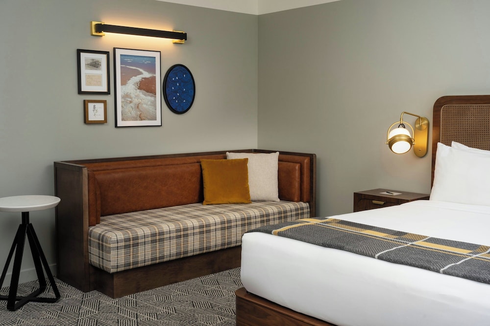 Classic Room, 1 King Bed, Tower - Photo 3