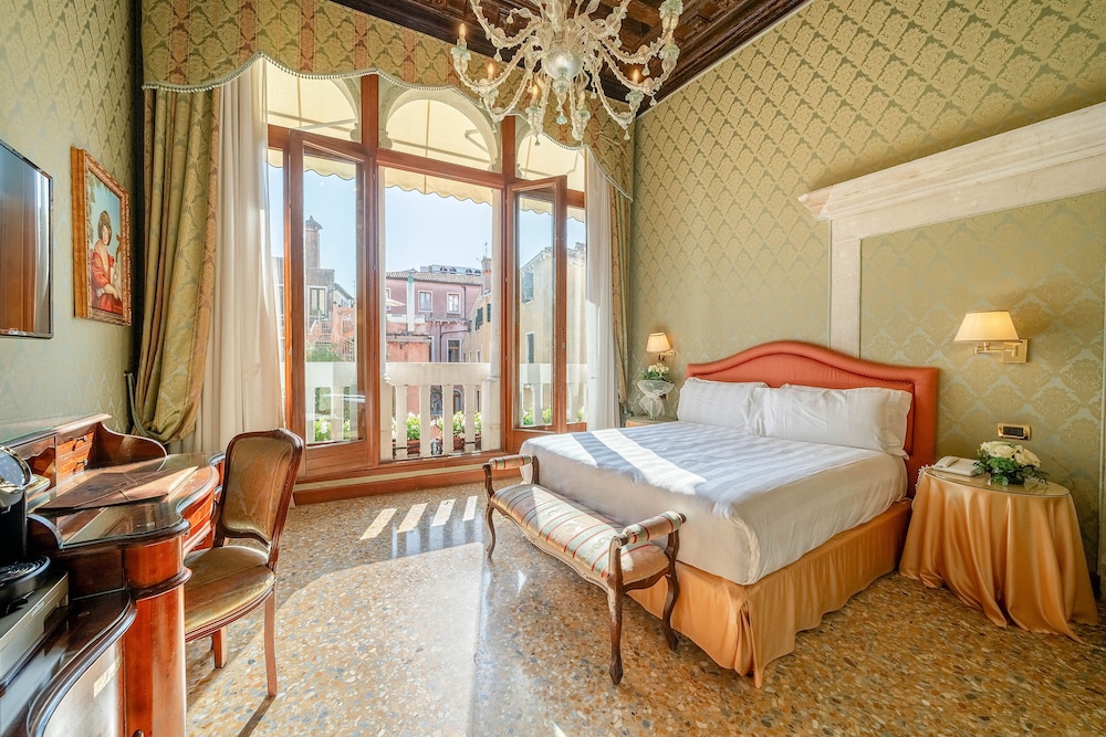 Junior Studio Suite, Balcony, Canal View photo 1