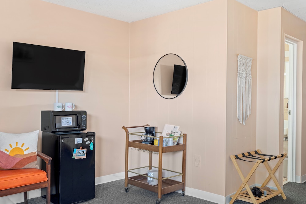 Romantic Room, 1 King Bed, Kitchenette, Pool View photo 2