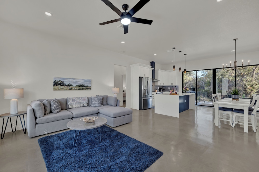 House, Multiple Beds, Patio (407 Lamplight Rd.) photo 1