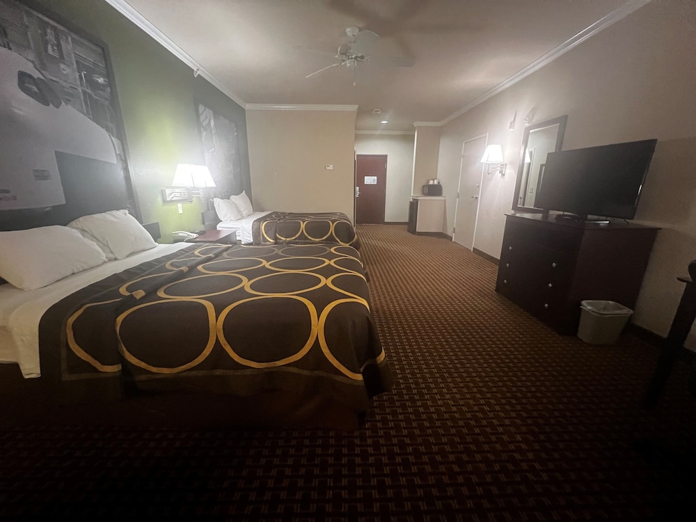 Standard Room, 2 Queen Beds, Smoking - Photo 5