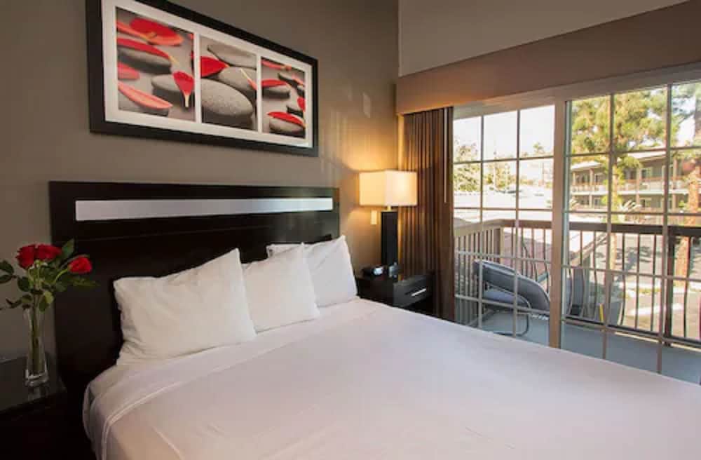 1 King Bed Accessible Non Smoking photo 2