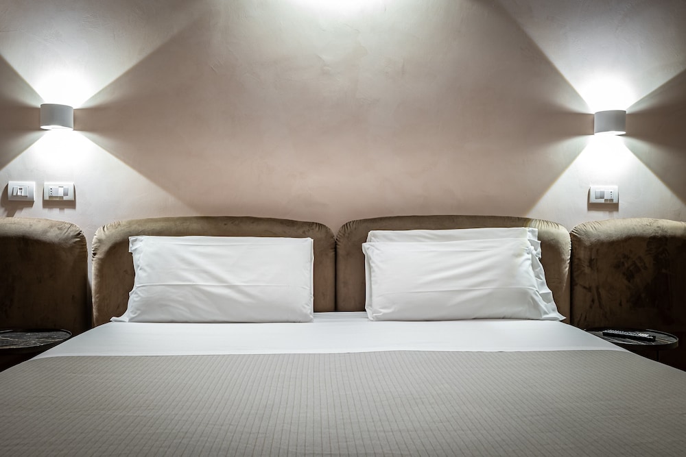 Deluxe Suite (Jacuzzi) - Photo 11