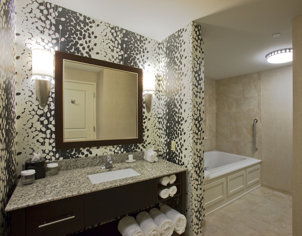 Executive Suite, Corner (2 Queens Beds, 1 Sofa Bed) - Photo 6