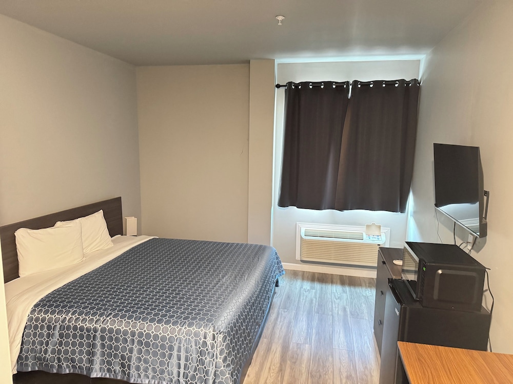 Basic Single Room, 1 King Bed, Non Smoking - Photo 1
