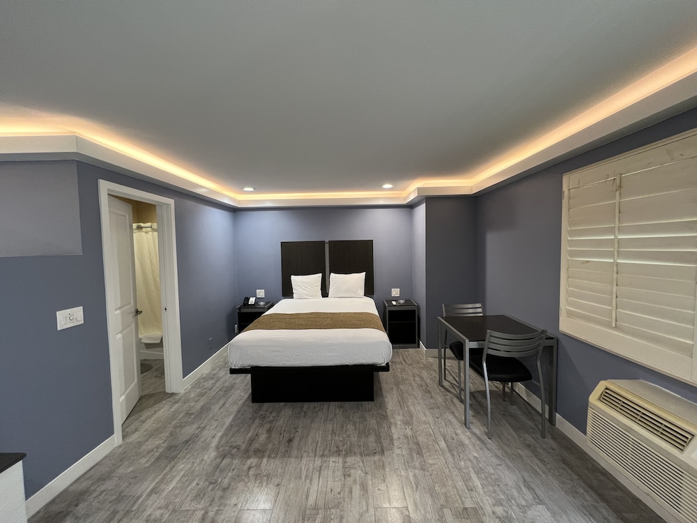Deluxe Room, 1 Queen Bed, Smoking, Jetted Tub photo 2
