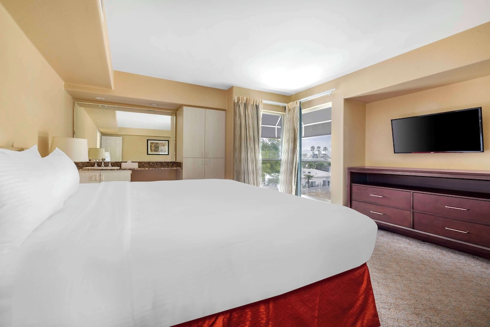 Suite, 2 Bedrooms, Roll-in Shower (1 King, 1 Queen)