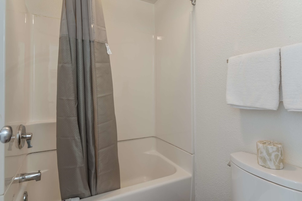 Standard Room, 2 Queen Beds, Non Smoking, Refrigerator & Microwave photo 3