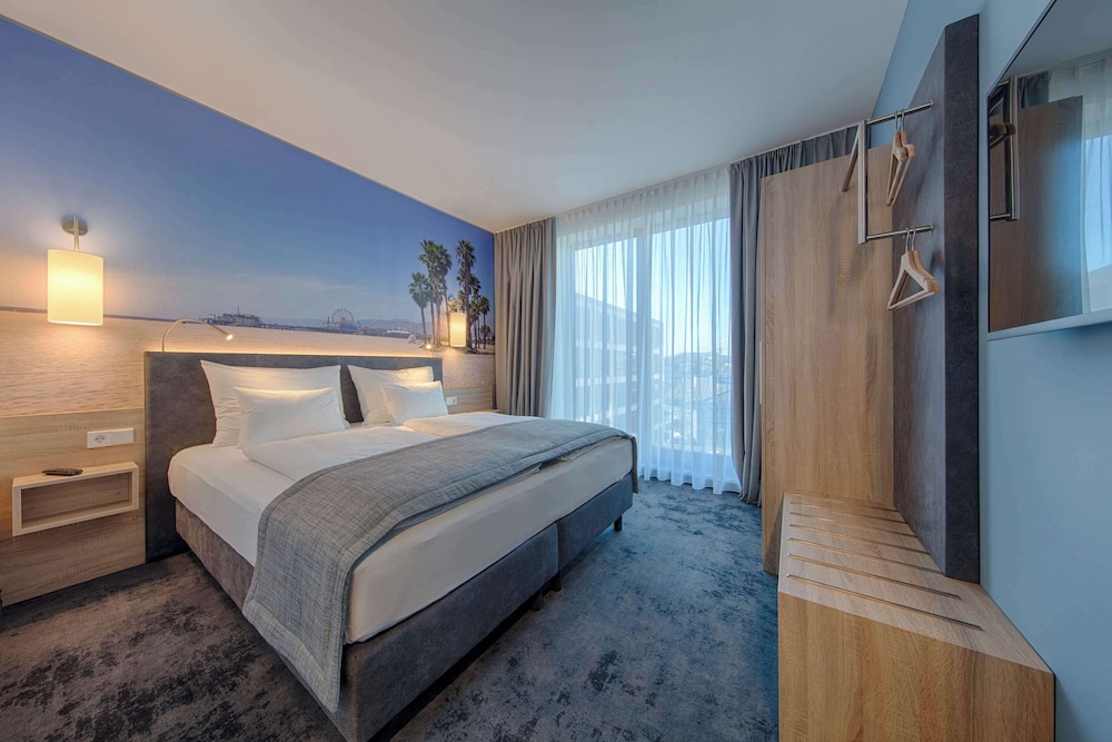 Standard Apartment, 1 King Bed, Kitchenette photo 3